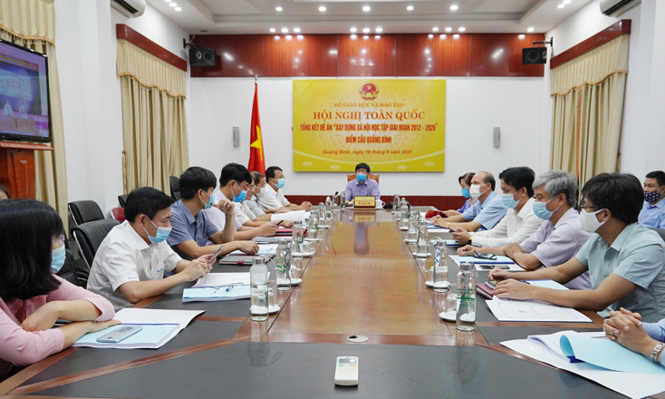 Đại diện lãnh đạo Sở GD-ĐT chủ trì hội nghị tại điểm cầu tỉnh Quảng Bình.