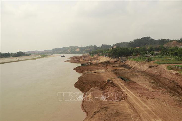 Dự án kè hai bên bờ sông Hồng (đoạn chảy qua thành phố Yên Bái) là một trong những dự án trọng điểm có tiến độ giải ngân cao đang được gấp rút thi công. Ảnh: TTXVN