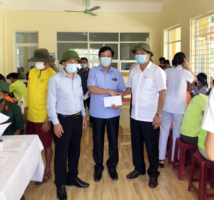 Đồng chí Nguyễn Hữu Hồng, Phó Chủ tịch UBND huyện tặng quà cán bộ, y, bác sỹ tại Bệnh viện đa khoa huyện.