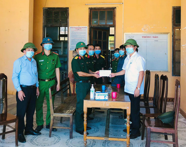  Lãnh đạo huyện Bố Trạch thăm và tặng quà các lực lượng làm nhiệm vụ tại khu CLTT huyện (trụ sở UBND xã Hoàn Trạch cũ).  