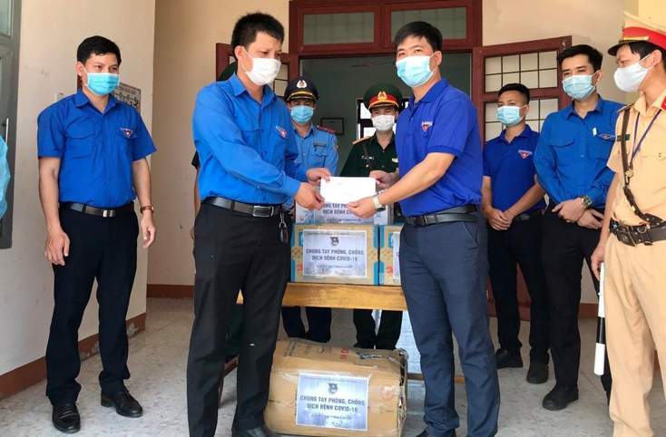 Lãnh đạo Huyện đoàn Lệ Thủy thăm và tặng quà cho lực lượng ĐVTN làm nhiệm vụ tại chốt kiểm soát dịch Covid-19 tại xã Sen Thủy