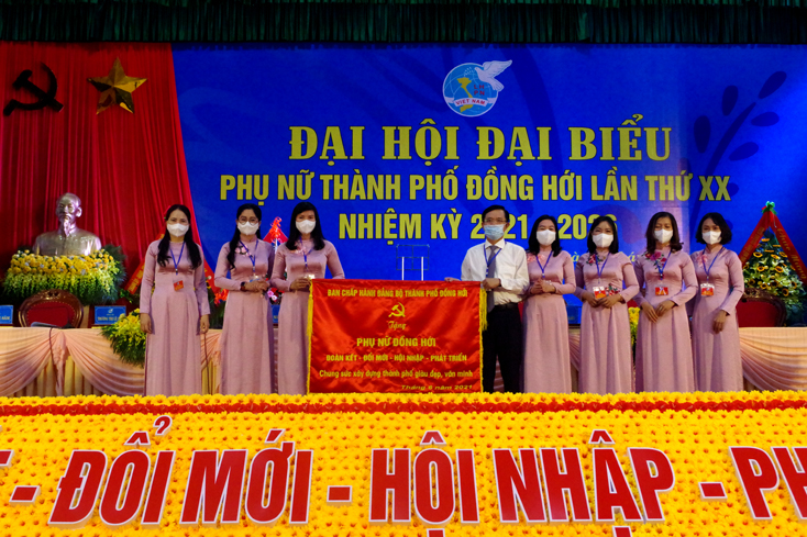 Đồng chí Phó Bí thư Thường trực Thành ủy Hoàng Đình Thắng trao tặng bức trướng chúc mừng Đại hội.