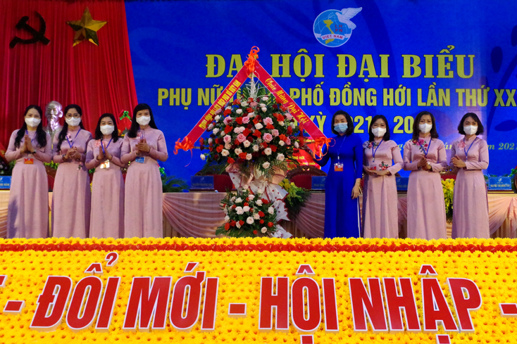 Đồng chí Chủ tịch Hội LHPN tỉnh Nguyễn Minh Tâm tặng hoa chúc mừng Đại hội.