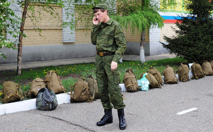 Một binh sĩ Nga đang sử dụng điện thoại tại thành phố Chita. Ảnh: Sputnik.