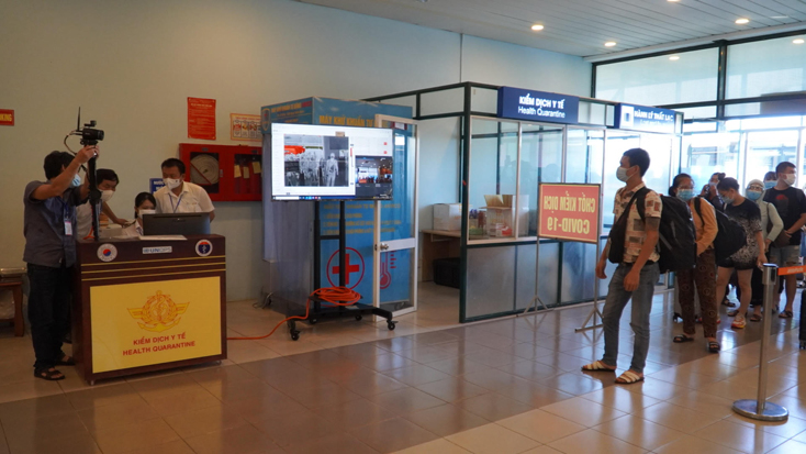Hành khách xuống sân bay Đồng Hới được đo thân nhiệt tự động.
