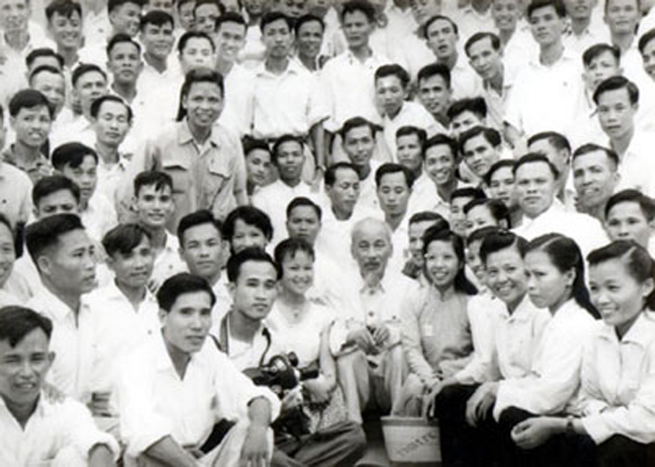 Bác Hồ nói chuyện với các nhà báo tháng 9/1960. Ảnh: Tư liệu