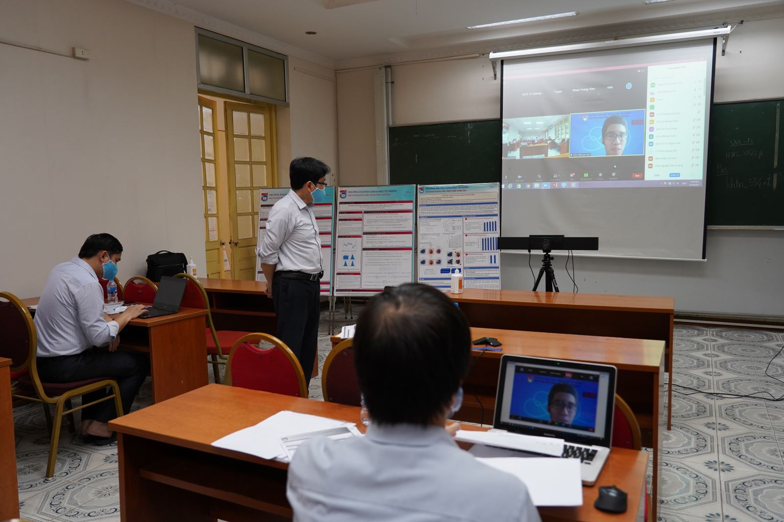  Trường Đại học Khoa học Tự nhiên (ĐH Quốc gia Hà Nội) tổ chức chấm báo cáo khoa học của sinh viên bằng hình thức trực tuyến. Ảnh: Hoài Thương