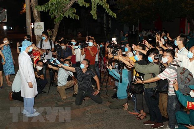 Phóng viên, nhà báo ở các cơ quan báo chí ở Đà Nẵng tác nghiệp lúc 0 giờ ngày 11-8-2020 trong khu vực vừa gỡ lệnh phong tỏa. (Ảnh: Trần Lê Lâm/TTXVN)