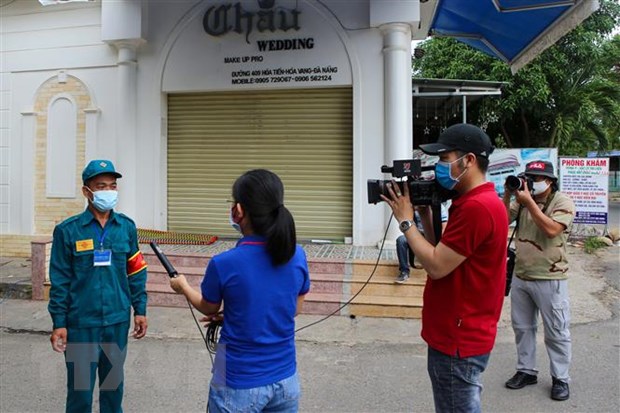  Phóng viên Truyền hình Thông tấn xã Việt Nam tại Đà Nẵng đang tác nghiệp tại khu vực bị phong tỏa ở Đà Nẵng. (Ảnh: Trần Lê Lâm/TTXVN)