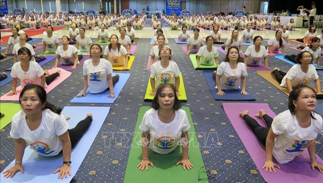  Hơn 600 người đồng diễn bài tập YOGA tại sự kiện kỷ niệm Ngày quốc tế YOGA lần thứ 6, gày 27-6-2020, tại Phú Yên. Ảnh: Xuân Triệu/TTXVN