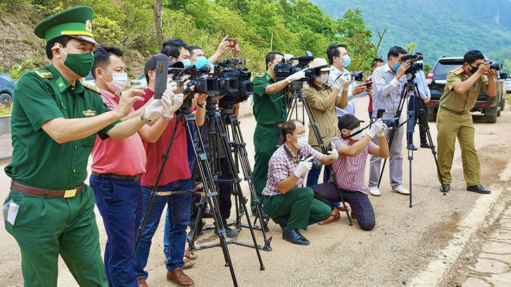 Các nhà báo tác nghiệp tại lễ trao tặng  thiết bị y tế phòng, chống dịch Covid-19 cho tỉnh Khăm Muộn (CHDCND Lào) tháng 4-2021. Ảnh: Ngọc Mai