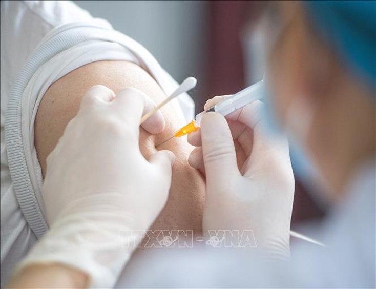 Nhân viên y tế tiêm vaccine phòng COVID-19 cho người dân tại Vũ Hán, tỉnh Hồ Bắc, Trung Quốc. Ảnh: THX/TTXVN