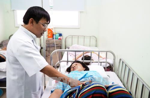  Bác sĩ thăm khám cho sản phụ. Ảnh: Phương Vy/TTXVN