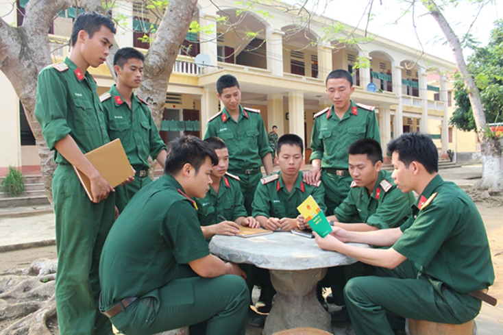 Cán bộ, chiến sĩ Trung đoàn 254, Bộ CHQS tỉnh Lào Cao cùng nhau trao đổi kiến thức pháp luật. (Ảnh chụp năm 2018). 