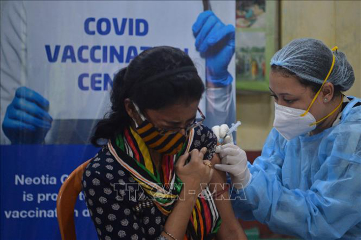 Tiêm chủng ngừa COVID-19 tại Siliguri, Ấn Độ. Ảnh: AFP/TTXVN