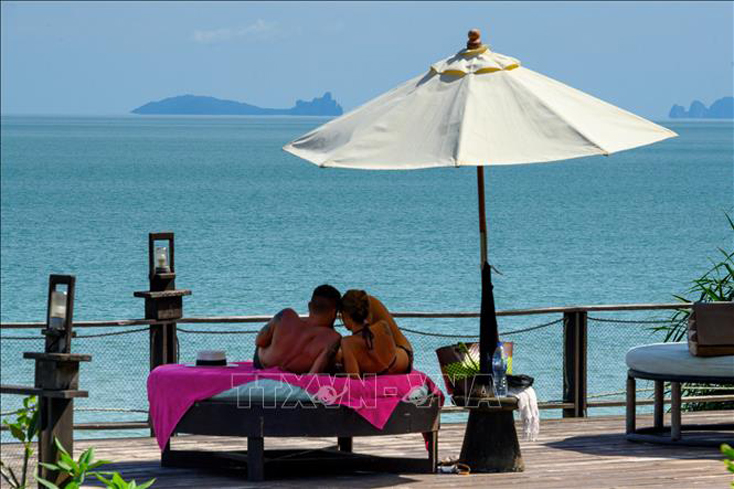 Khách du lịch vui chơi tại khu nghỉ dưỡng trên đảo Koh Yao Yai, Phuket, Thái Lan. Ảnh tư liệu: AFP/TTXVN