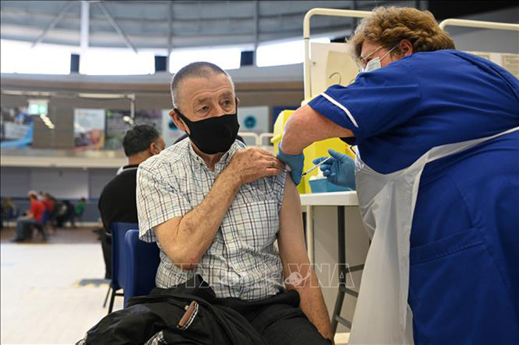 Tiêm chủng vaccine ngừa COVID-19 tại Derby, Anh. Ảnh: AFP/TTXVN