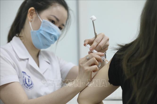  Nhân viên y tế tiêm vaccine Nano Covax phòng COVID-19 cho tình nguyện viên tham gia tiêm thử nghiệm đợt 3 tại Học viện Quân y. Ảnh: Minh Quyết/TTXVN