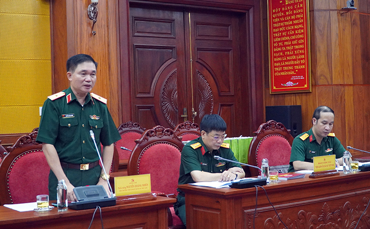 Đồng chí Thiếu tướng tướng Nguyễn Hoàng Nhiên tiếp thu các ý kiến tại hội nghị.