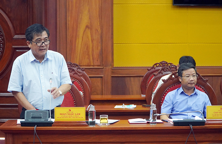 Đồng chí Cao Văn Định, Ủy viên Ban Thường vụ, Trưởng ban Tuyên giáo Tỉnh ủy thảo luận tại hội nghị.