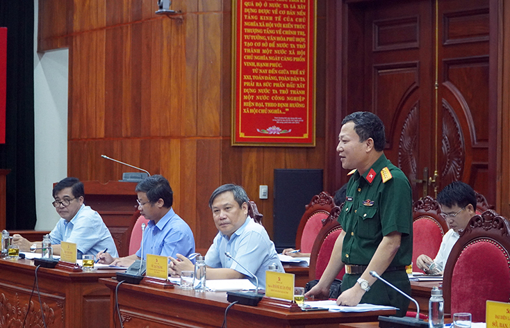 Đồng chí đại tá Hoàng Xuân Vĩnh, Chính ủy Bộ Chỉ huy Quân sự tỉnh phát biểu tại hội nghị. 