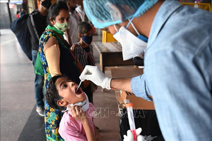 Nhân viên y tế lấy mẫu xét nghiệm COVID-19 cho người dân ở New Delhi , Ấn Độ, ngày 2-6-2021. Ảnh: AFP/TTXVN