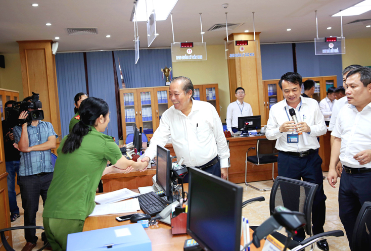 Phó Thủ tướng Thường trực Trương Hòa Bình kiểm tra công tác CCHC tại Vĩnh Phúc ngày 13-7-2020. Ảnh: VGP/Lê Sơn.