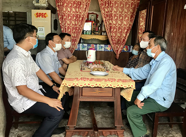 Đồng chí Phó Bí thư Thường trực Tỉnh ủy Trần Hải Châu thăm hỏi sức khỏe và tình hình đời sống bà Đoàn Thị Kiểu. 