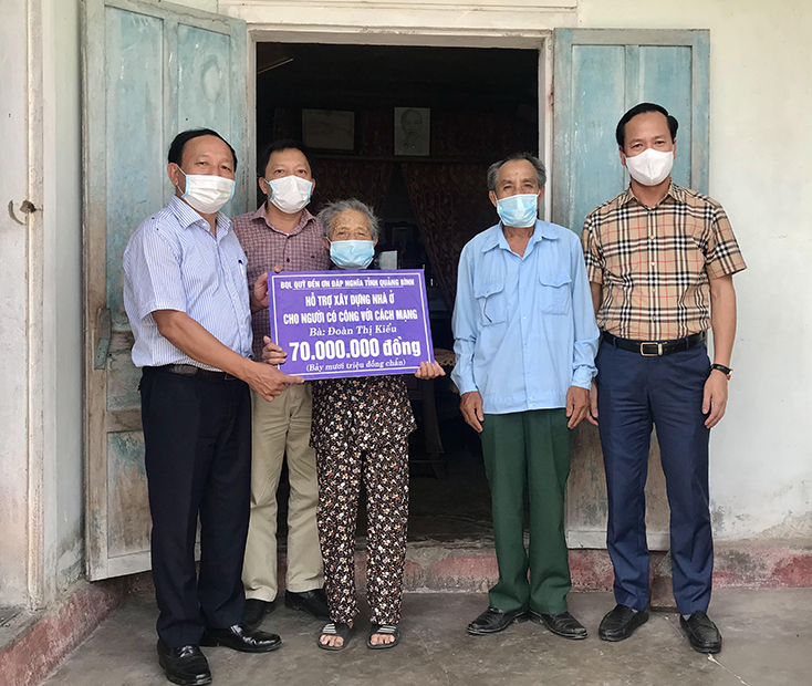   Đồng chí Phó Bí thư Thường trực Tỉnh ủy Trần Hải Châu và các thành viên đoàn công tác trao hỗ trợ xây dựng nhà ở cho bà Đoàn Thị Kiểu.