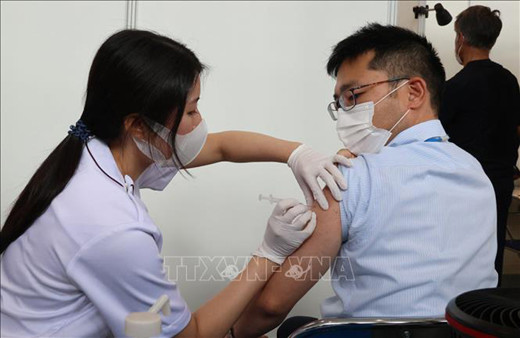 Tiêm chủng vaccine ngừa COVID-19 tại Tokyo, Nhật Bản. Ảnh: AFP/TTXVN