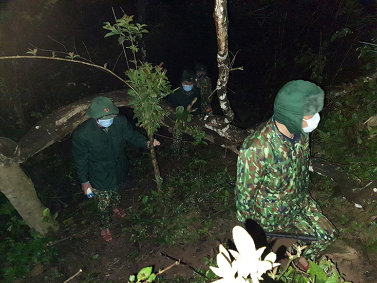 Bộ đội Biên phòng tuần tra kiểm soát ngăn chặn tình trạng người nhập cảnh bất hợp pháp, phòng chống Covid-19.