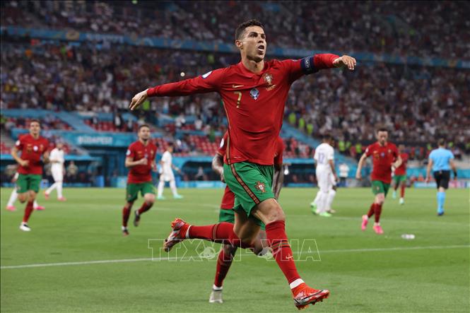  Tiền đạo đội tuyển Bồ Đào Nha Cristiano Ronaldo mừng bàn thắng thứ hai từ chấm phạt đền vào lưới tuyển Pháp trong trận đấu lượt cuối bảng F. Ảnh: AFP/TTXVN