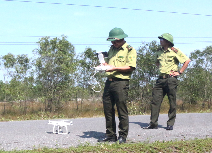 Lực lượng chức năng huyện Quảng Ninh kiểm tra PCCCR bằng fly cam. 