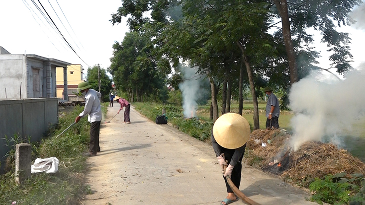 Người dân xã Quảng Lộc dọn vệ sinh hưởng ứng mô hình khu dân cư chung tay bảo vệ môi trường.