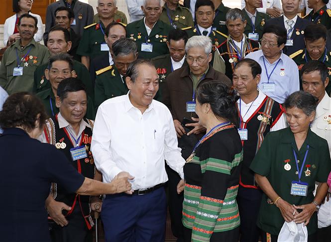  Phó Thủ tướng Trương Hòa Bình và các đại biểu người có công tỉnh Kon Tum. Ảnh: Dương Giang/TTXVN