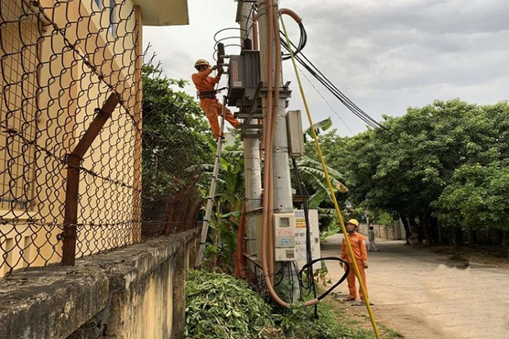 Công nhân Điện lực Đồng Hới kiểm tra trạm biến áp cấp điện cho các địa điểm tổ chức kỳ thi tốt nghiệp THPT năm 2021.