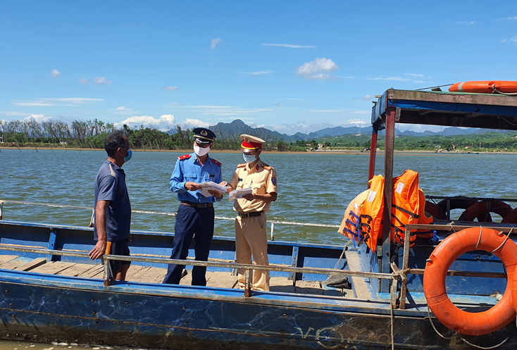 Đoàn kiểm tra liên ngành kiểm tra phương tiện và giấy tờ của ông Võ Văn Tuynh.