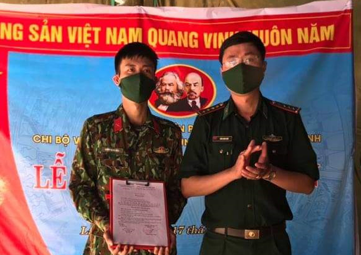 Thiếu úy quân nhân chuyên nghiệp Dương Mạnh Hùng nhận quyết định kết nạp Đảng.