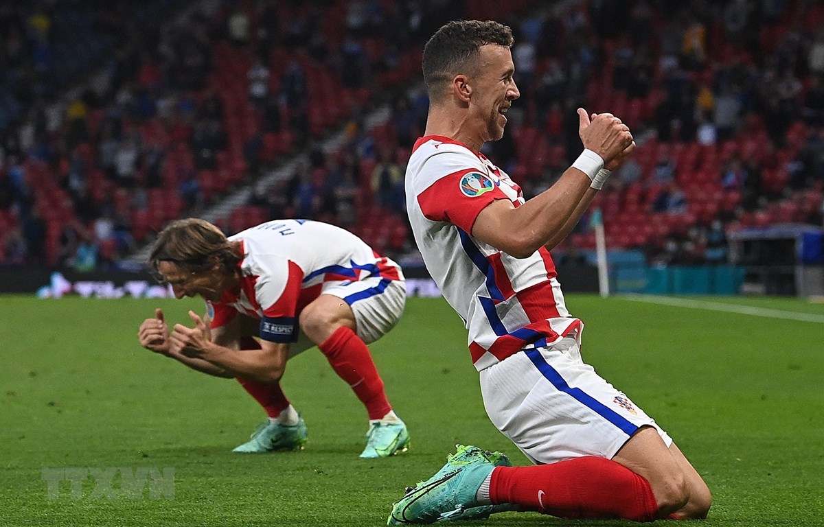  Hai lão tướng kỳ cựu của Croatia Ivan Perisic (phải) và Luka Modric mừng chiến thắng quan trọng của đội nhà trong trận đấu lượt cuối bảng D gặp Scotland. (Ảnh: AFP/TTXVN)