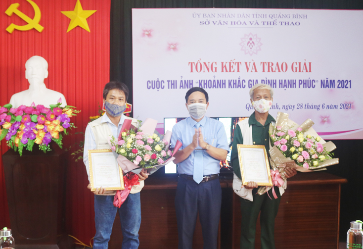  Đại diện Ban tổ chức cuộc thi trao giải ba cho các tác giả.