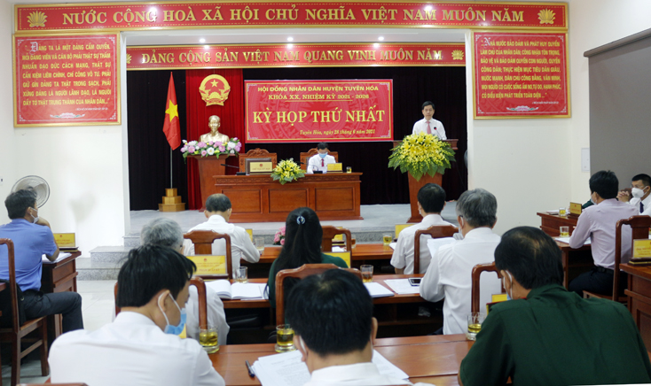 Đồng chí Lê Công Hữu, Tỉnh ủy viên, Bí Thư Huyện ủy phát biểu chỉ đạo tại kỳ họp.