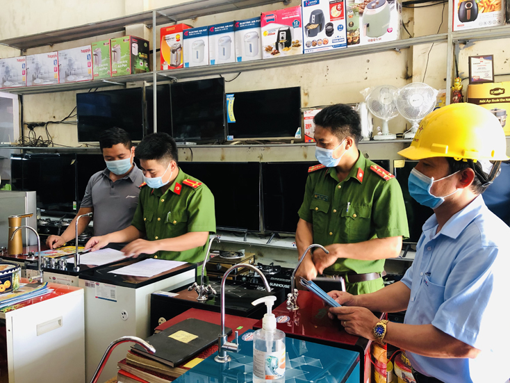 Đoàn liên ngành kiểm tra an toàn về PCCC tại hộ gia đình kết hợp kinh doanh ở cửa hàng điện tử Nhân Bốn (thị trấn Quy Đạt, huyện Minh Hóa).