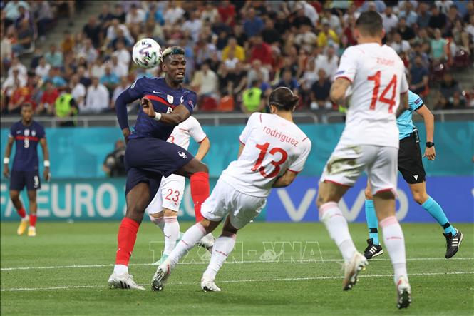 Hậu vệ Thụy Sĩ Ricardo Rodriguez cản phá cú sút của tiền vệ Pháp Paul Pogba (trái) trong trận đấu vòng 16 đội, chung kết EURO 2020 tại Bucharest, Romania ngày 28/6/2021. Ảnh: AFP/TTXVN