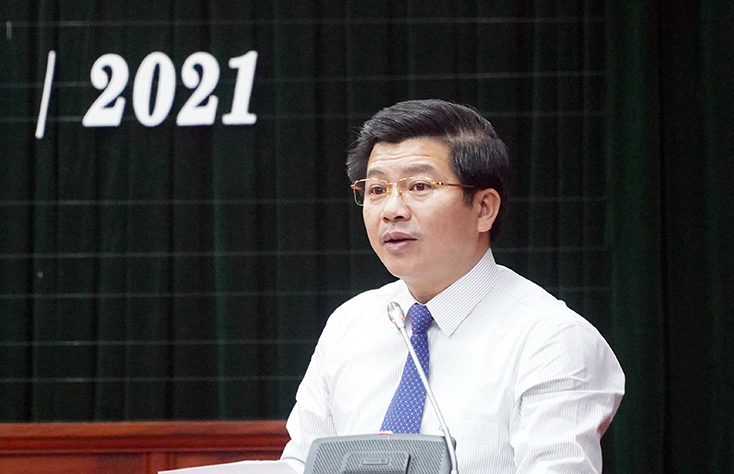 Đồng chí Trần Vũ Khiêm, Ủy viên Ban Thường vụ, Trưởng ban Tổ chức Tỉnh ủy công bố các quyết định, thông báo