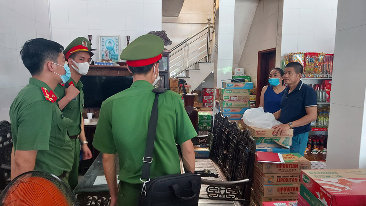 Đoàn liên ngành huyện Tuyên Hóa kiểm tra, hướng dẫn bảo đảm an toàn PCCC cho người dân.