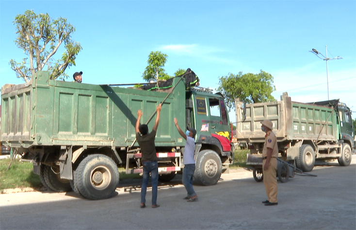 Lực lượng Cảnh sát giao thông huyện Quảng Trạch đang xử lý, buộc các chủ phương tiện cơi nới thùng xe trả lại hiện trạng ban đầu.