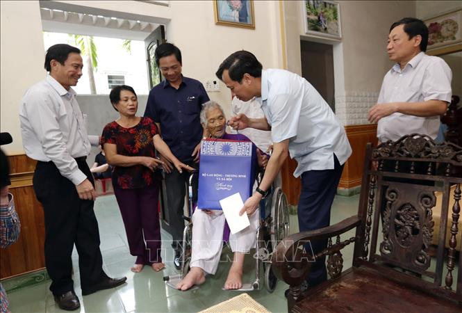  Bộ trưởng Bộ Lao động - Thương binh và Xã hội Đào Ngọc Dung thăm, tặng quà Mẹ Việt Nam anh hùng Nguyễn Thị Hổng, Khu phố 9, Phường 1, Thành phố Đông Hà (Quảng Trị). Ảnh tư liệu: TTXVN