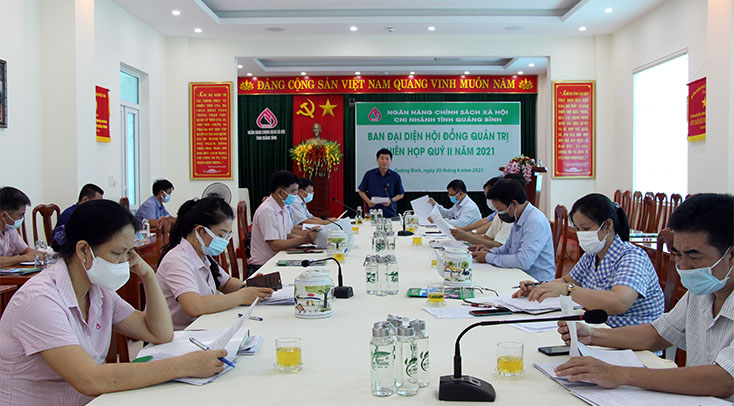Đại diện Hội đồng quản trị NHCSXH tỉnh thông báo một số chủ trương, chính sách mới