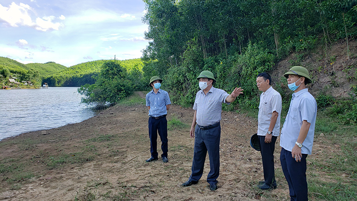 Đồng chí Phó Chủ tịch Thường trực UBND tỉnh kiểm tra hồ Ồ Ồ, xã Hưng Trạch (Bố Trạch).