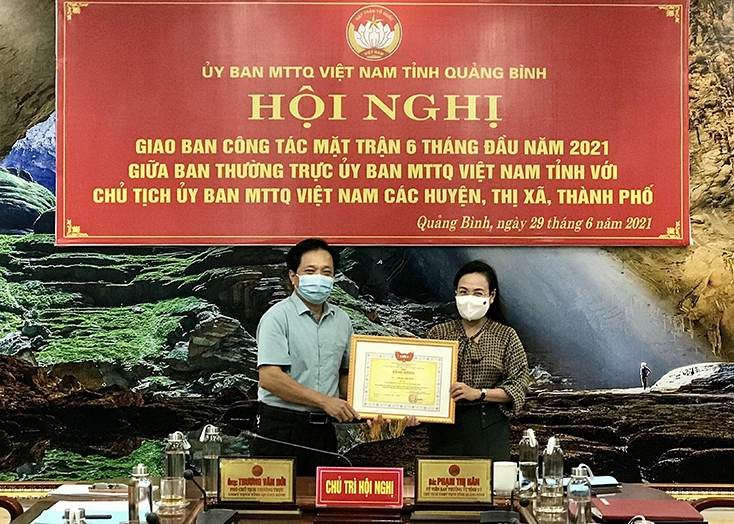 Đại diện Ban Thường trực Ủy ban MTTQVN tỉnh trao bằng khen của Ủy ban Trung ương MTTQVN cho đồng chí Phạm Thị Hân.